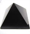 Šungitová pyramida leštěná 15x15cm : 3799,- Kč